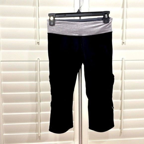 Lululemon Black and Silver Cropped Tights/ Leggings.  Size 4 - Picture 1 of 2